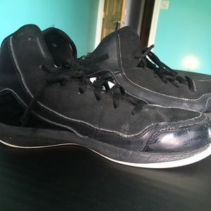 Basketball shoes